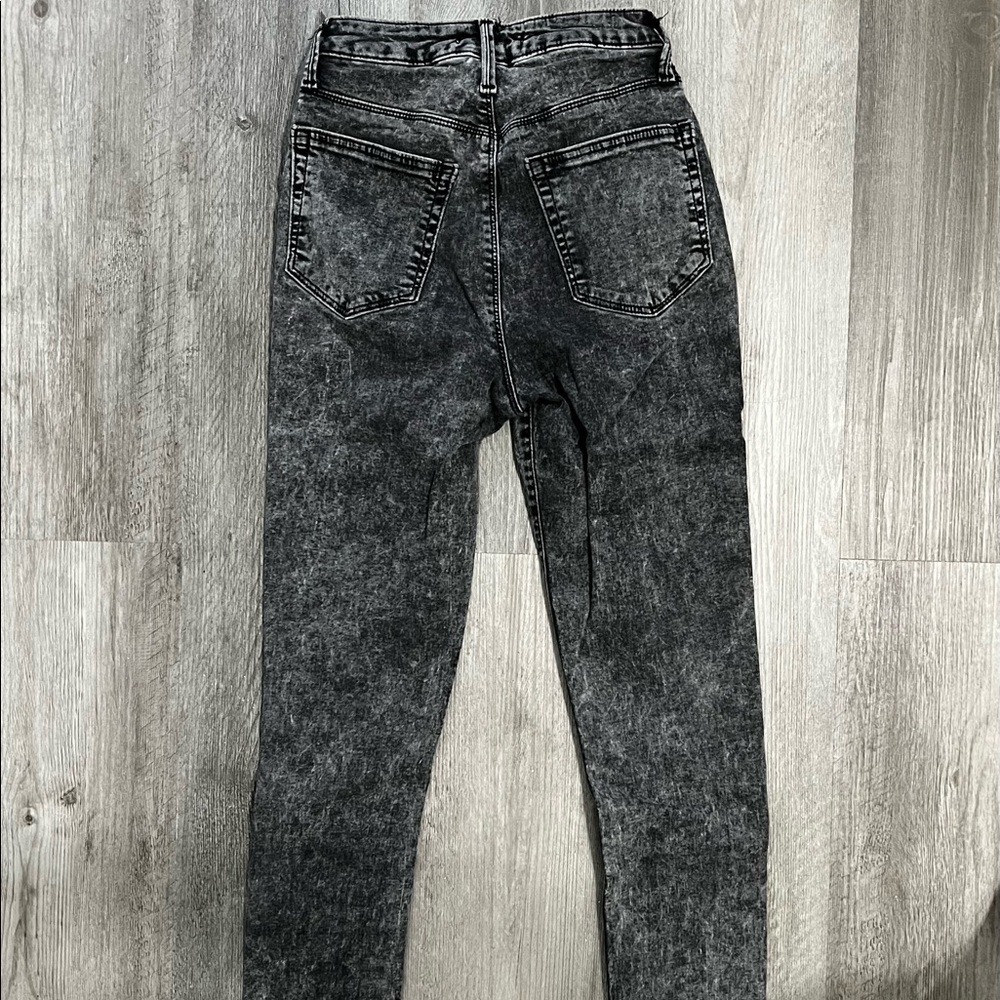 Acid-washed Jeans | Forever 21 - Picture 3 of 4